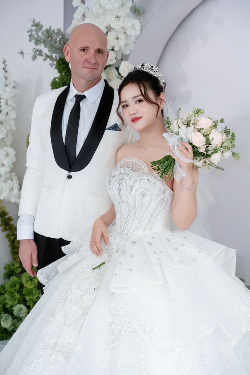 Yêu cô gái Việt kém 19 tuổi, chàng Tây giảm 35kg để ‘sống cùng em lâu hơn’ - Ảnh 1. Yêu cô gái Việt kém 19 tuổi, chàng Tây giảm 35kg để ‘sống cùng em lâu hơn’ - Ảnh 1.