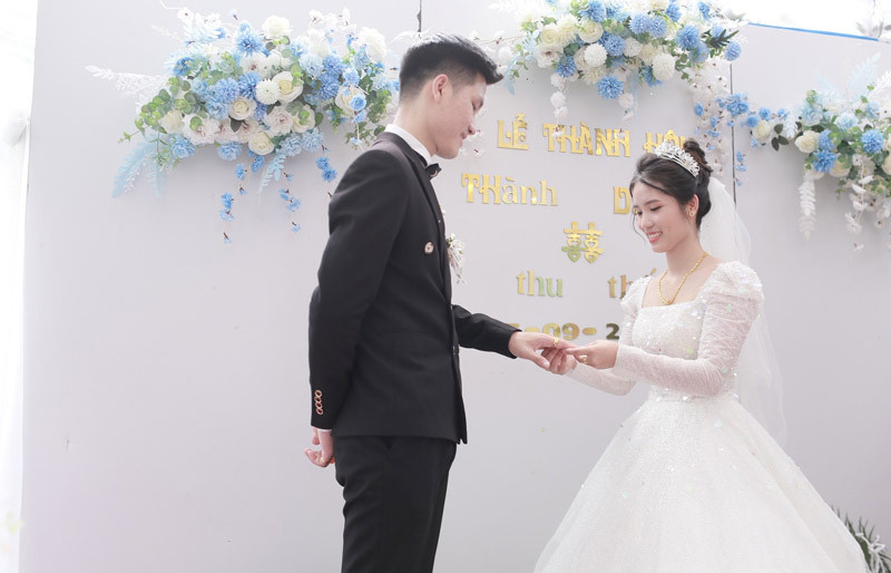 Hẹn hò qua ô cửa sổ, cặp đôi nhà sát vách ở Hà Nội có màn đón dâu thần tốc - Ảnh 2. Hẹn hò qua ô cửa sổ, cặp đôi nhà sát vách ở Hà Nội có màn đón dâu thần tốc - Ảnh 2.