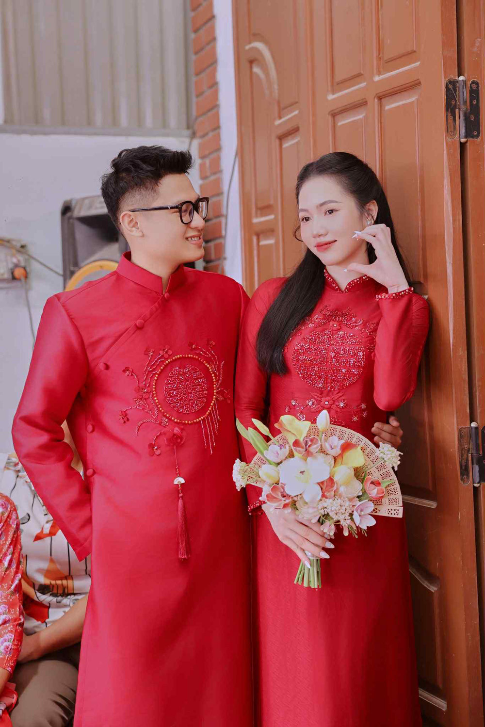 Cưới bạn thân cùng xóm, cô dâu đọc lời thề nguyện khiến chú rể rơi nước mắt - Ảnh 4. Cưới bạn thân cùng xóm, cô dâu đọc lời thề nguyện khiến chú rể rơi nước mắt - Ảnh 4.
