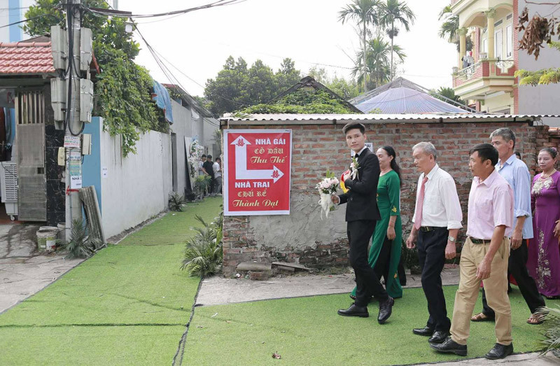 Hẹn hò qua ô cửa sổ, cặp đôi nhà sát vách ở Hà Nội có màn đón dâu thần tốc - Ảnh 3. Hẹn hò qua ô cửa sổ, cặp đôi nhà sát vách ở Hà Nội có màn đón dâu thần tốc - Ảnh 3.