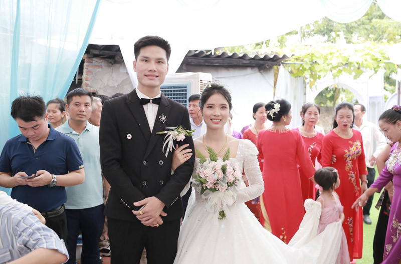 Hẹn hò qua ô cửa sổ, cặp đôi nhà sát vách ở Hà Nội có màn đón dâu thần tốc - Ảnh 4. Hẹn hò qua ô cửa sổ, cặp đôi nhà sát vách ở Hà Nội có màn đón dâu thần tốc - Ảnh 4.