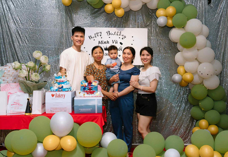 Hẹn hò qua ô cửa sổ, cặp đôi nhà sát vách ở Hà Nội có màn đón dâu thần tốc - Ảnh 6. Hẹn hò qua ô cửa sổ, cặp đôi nhà sát vách ở Hà Nội có màn đón dâu thần tốc - Ảnh 6.