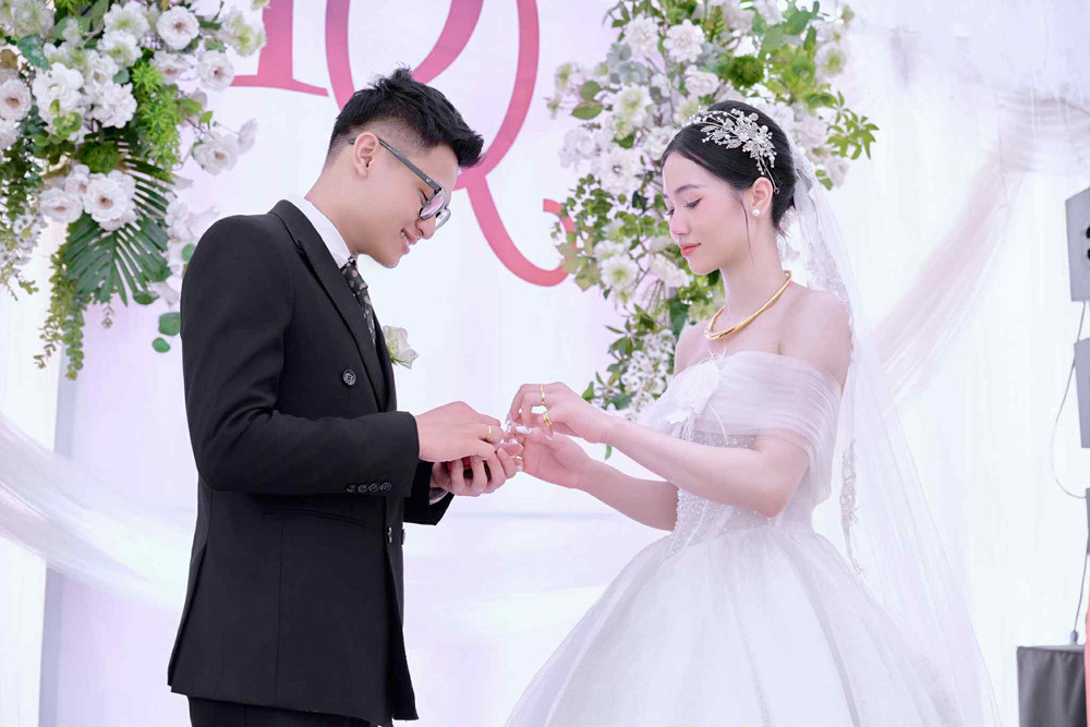 Cưới bạn thân cùng xóm, cô dâu đọc lời thề nguyện khiến chú rể rơi nước mắt - Ảnh 5. Cưới bạn thân cùng xóm, cô dâu đọc lời thề nguyện khiến chú rể rơi nước mắt - Ảnh 5.