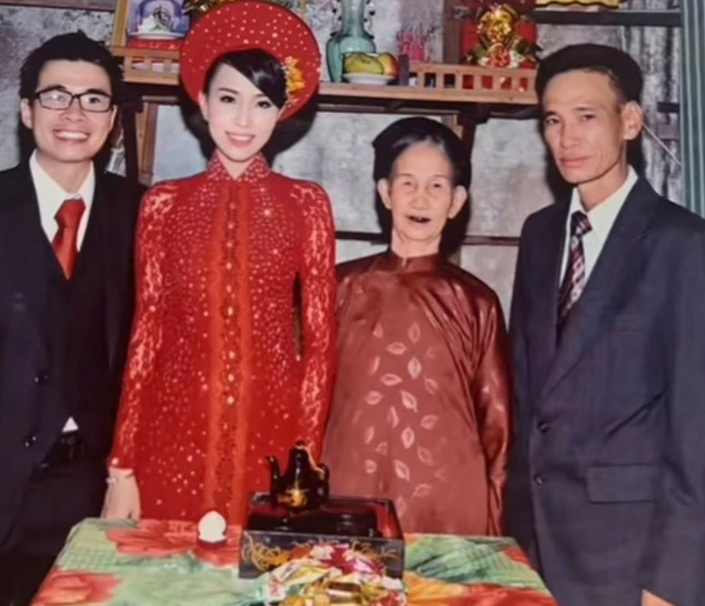 Cô dâu Kiên Giang gây sốt với ảnh đính hôn 14 năm trước, nhan sắc giờ thế nào? - Ảnh 4. Cô dâu Kiên Giang gây sốt với ảnh đính hôn 14 năm trước, nhan sắc giờ thế nào? - Ảnh 4.