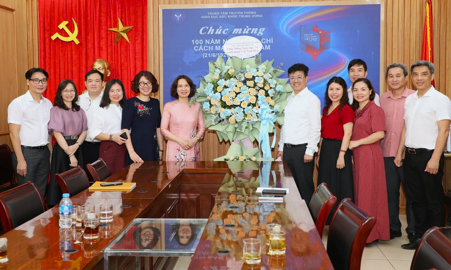 Thứ trưởng Bộ Y tế Nguyễn Thị Liên Hương thăm, chúc mừng các cơ quan báo chí, truyền thông nhân Ngày Báo chí cách mạng Việt Nam- Ảnh 4. Thứ trưởng Bộ Y tế Nguyễn Thị Liên Hương thăm, chúc mừng các cơ quan báo chí, truyền thông nhân Ngày Báo chí cách mạng Việt Nam- Ảnh 4.