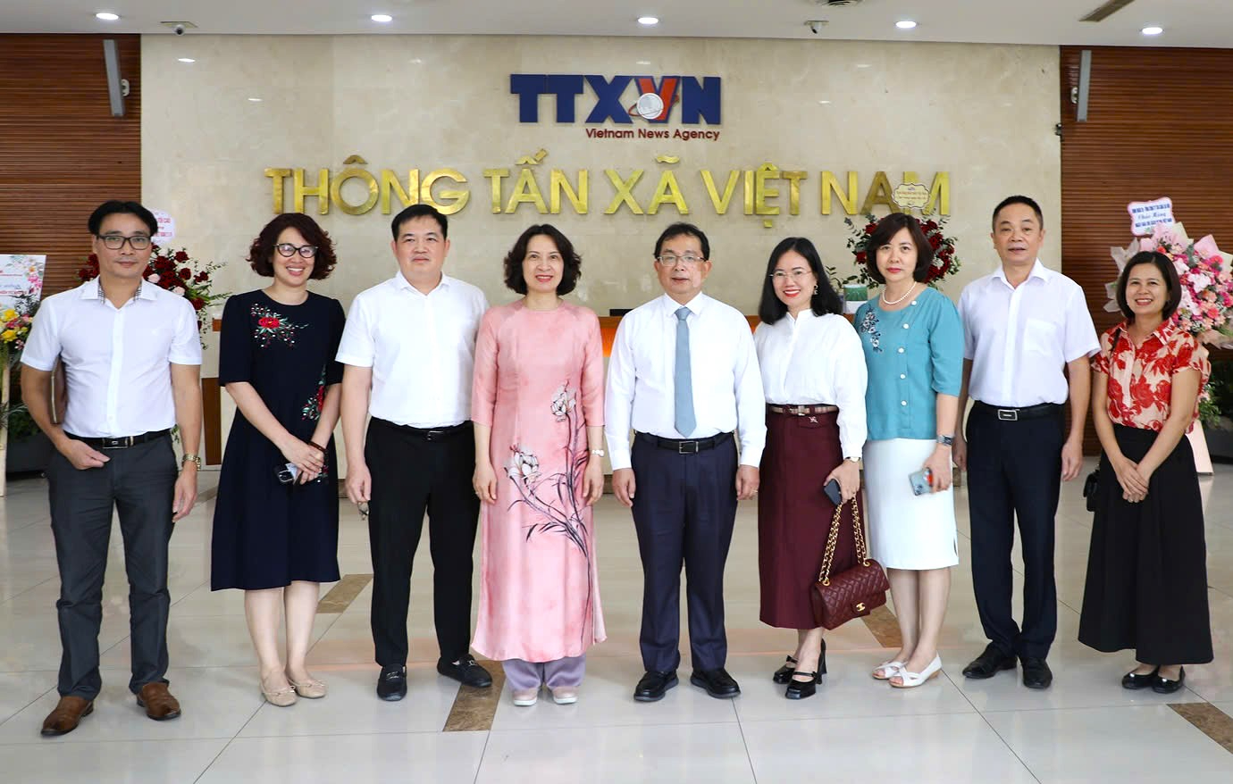 Thứ trưởng Bộ Y tế Nguyễn Thị Liên Hương thăm, chúc mừng các cơ quan báo chí, truyền thông nhân Ngày Báo chí cách mạng Việt Nam- Ảnh 2. Thứ trưởng Bộ Y tế Nguyễn Thị Liên Hương thăm, chúc mừng các cơ quan báo chí, truyền thông nhân Ngày Báo chí cách mạng Việt Nam- Ảnh 2.