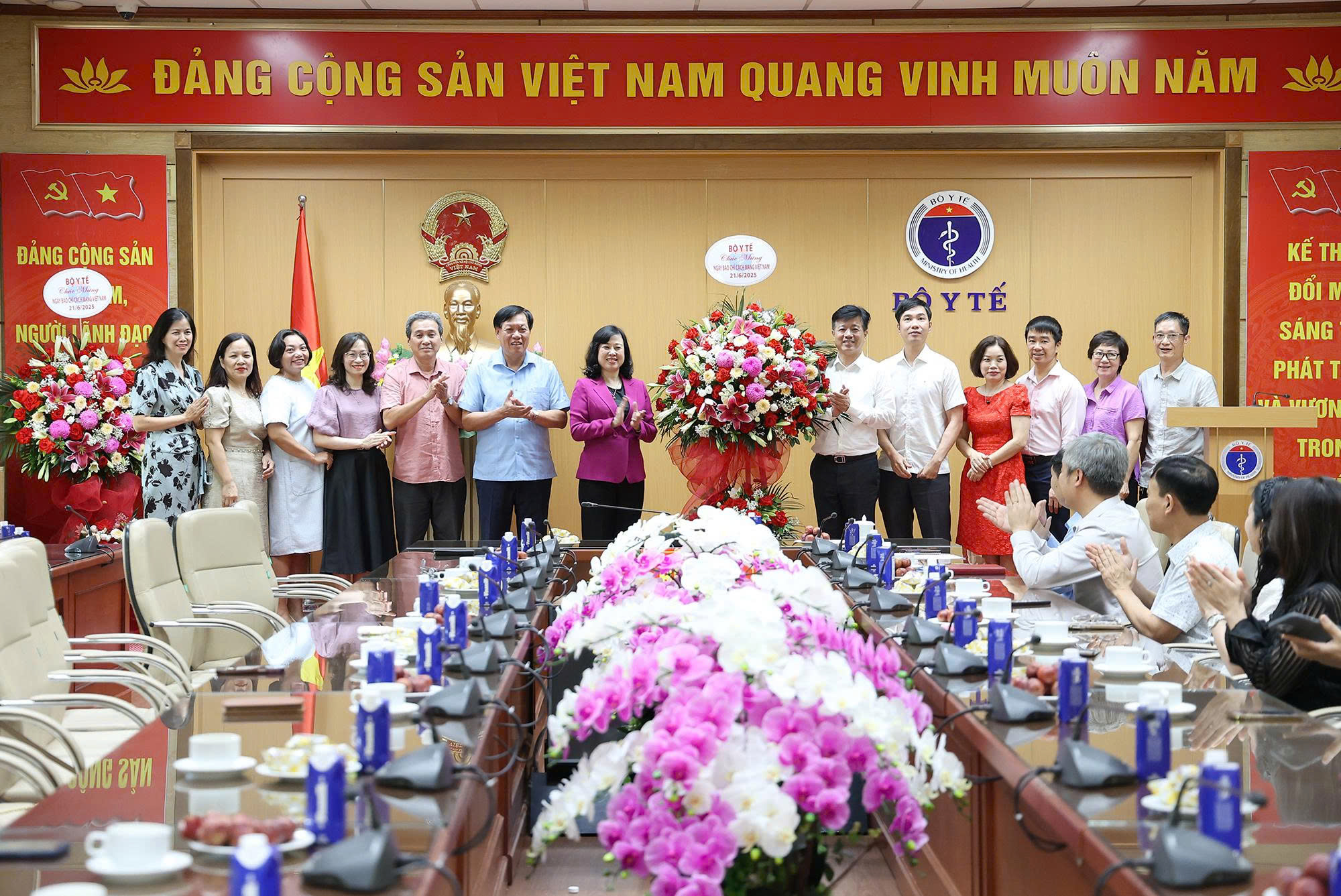 Lãnh đạo Bộ Y tế chúc mừng ngày báo chí Việt Nam các cơ quan báo chí, truyền thông của ngành- Ảnh 5. Lãnh đạo Bộ Y tế chúc mừng ngày báo chí Việt Nam các cơ quan báo chí, truyền thông của ngành- Ảnh 5.