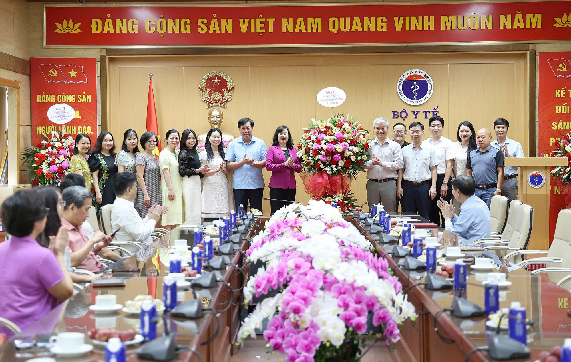 Lãnh đạo Bộ Y tế chúc mừng ngày báo chí Việt Nam các cơ quan báo chí, truyền thông của ngành- Ảnh 4. Lãnh đạo Bộ Y tế chúc mừng ngày báo chí Việt Nam các cơ quan báo chí, truyền thông của ngành- Ảnh 4.