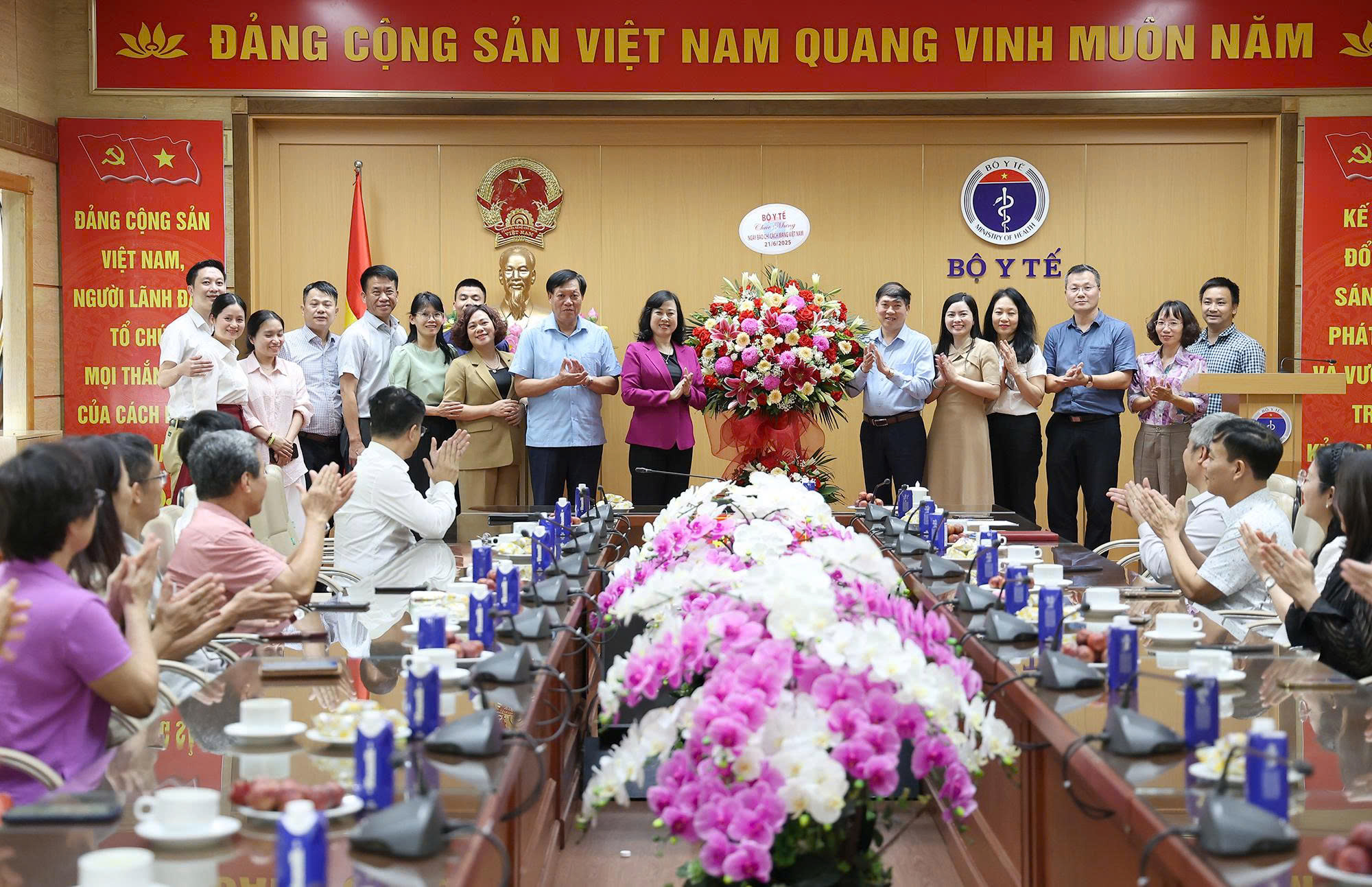 Lãnh đạo Bộ Y tế chúc mừng ngày báo chí Việt Nam các cơ quan báo chí, truyền thông của ngành- Ảnh 3. Lãnh đạo Bộ Y tế chúc mừng ngày báo chí Việt Nam các cơ quan báo chí, truyền thông của ngành- Ảnh 3.