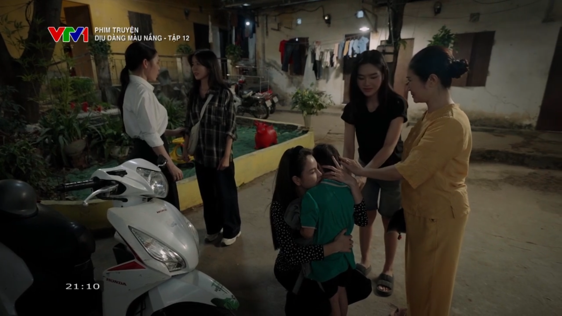 'Dịu dàng màu nắng' tập mới nhất: Bé Khoai bỏ nhà đi tìm mẹ, Lan Anh viết đơn ly hôn để lại cho chồng- Ảnh 2.