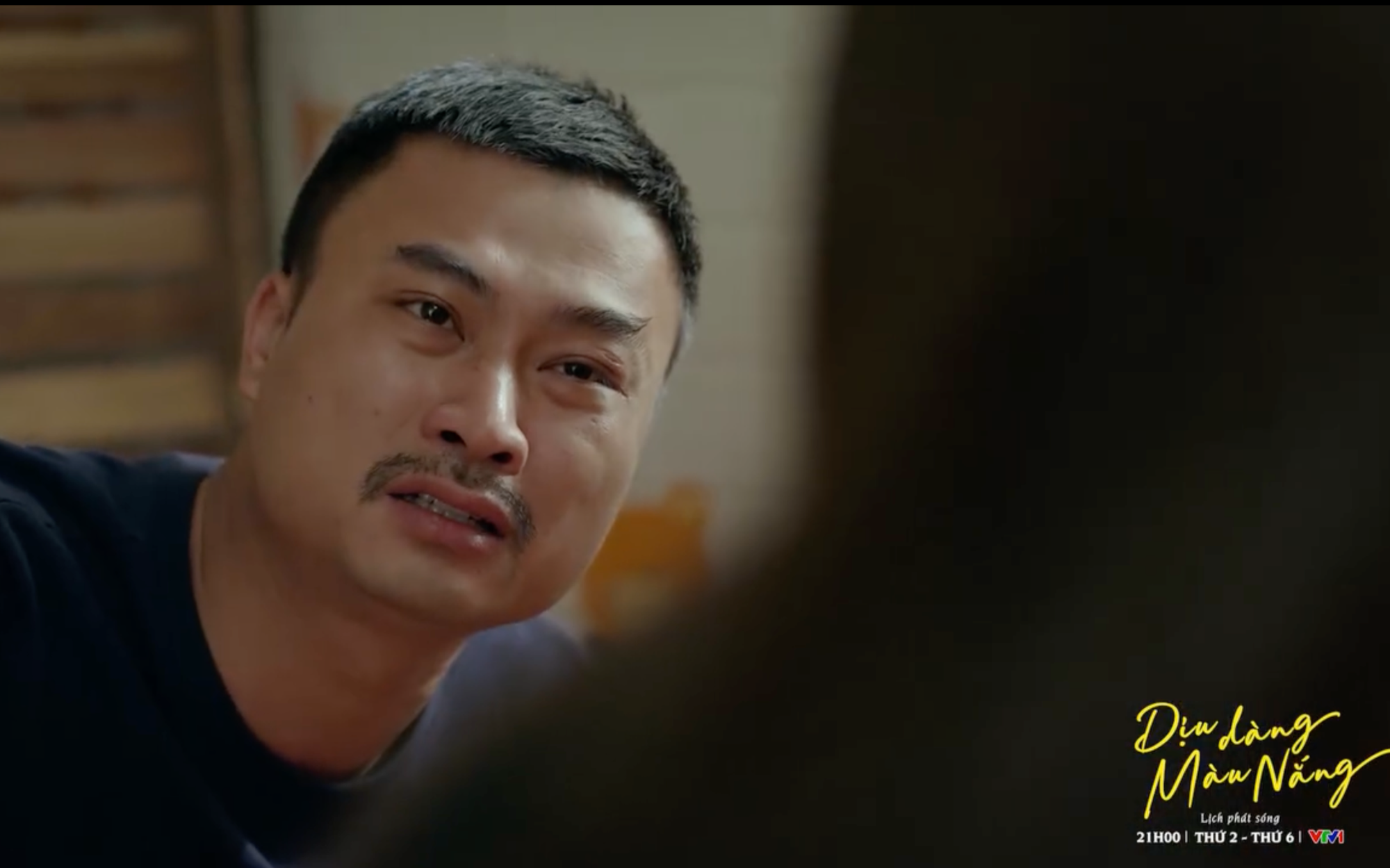 Duy Hưng 'lên đồng' trong 'Dịu dàng màu nắng', khán giả vừa tranh cãi nảy lửa vừa nghẹn ngào thích thú- Ảnh 3. Duy Hưng 'lên đồng' trong 'Dịu dàng màu nắng', khán giả vừa tranh cãi nảy lửa vừa nghẹn ngào thích thú- Ảnh 3.