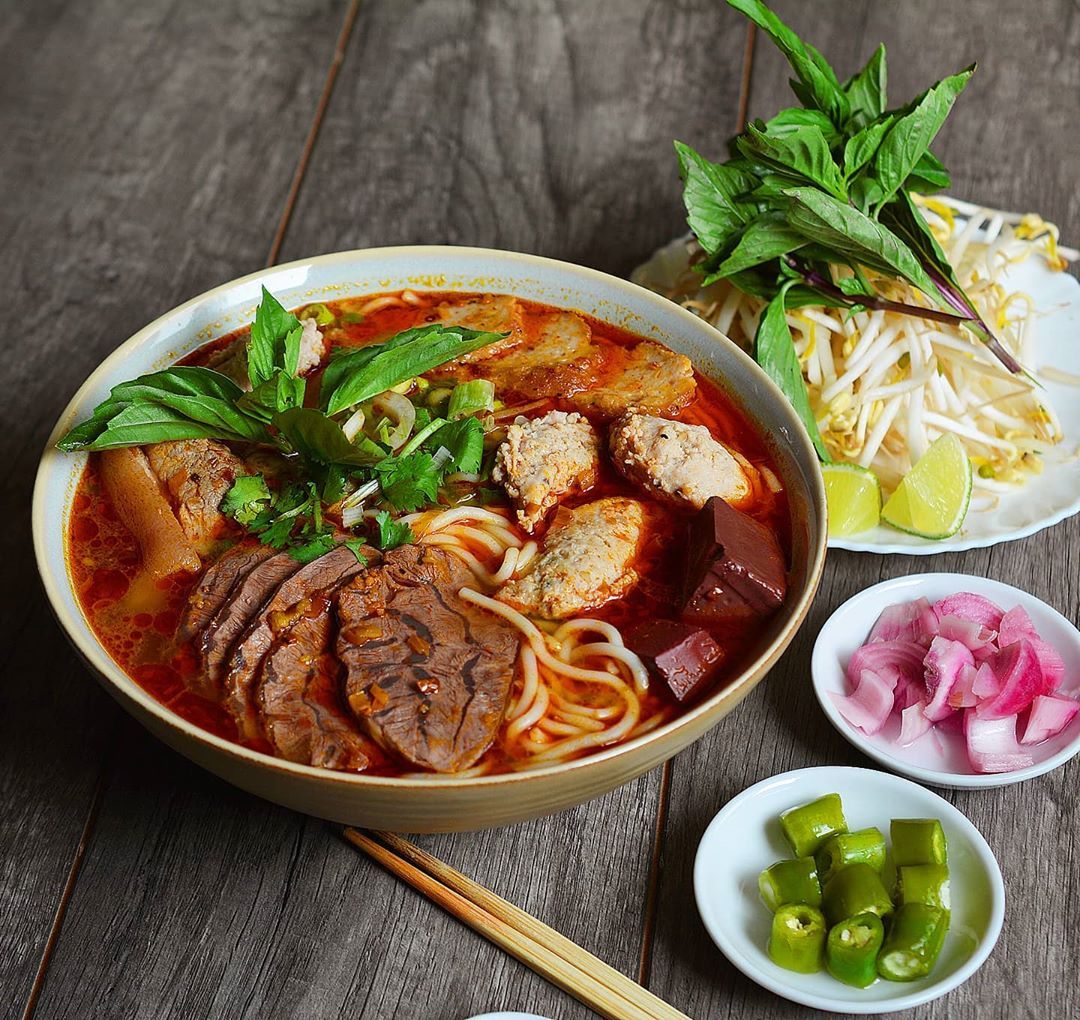 bat-bun-bo-hue-khong-the-thieu-rau-hung-que-1738169760828540266516-1750305205812-17503052061331060383646.jpeg
