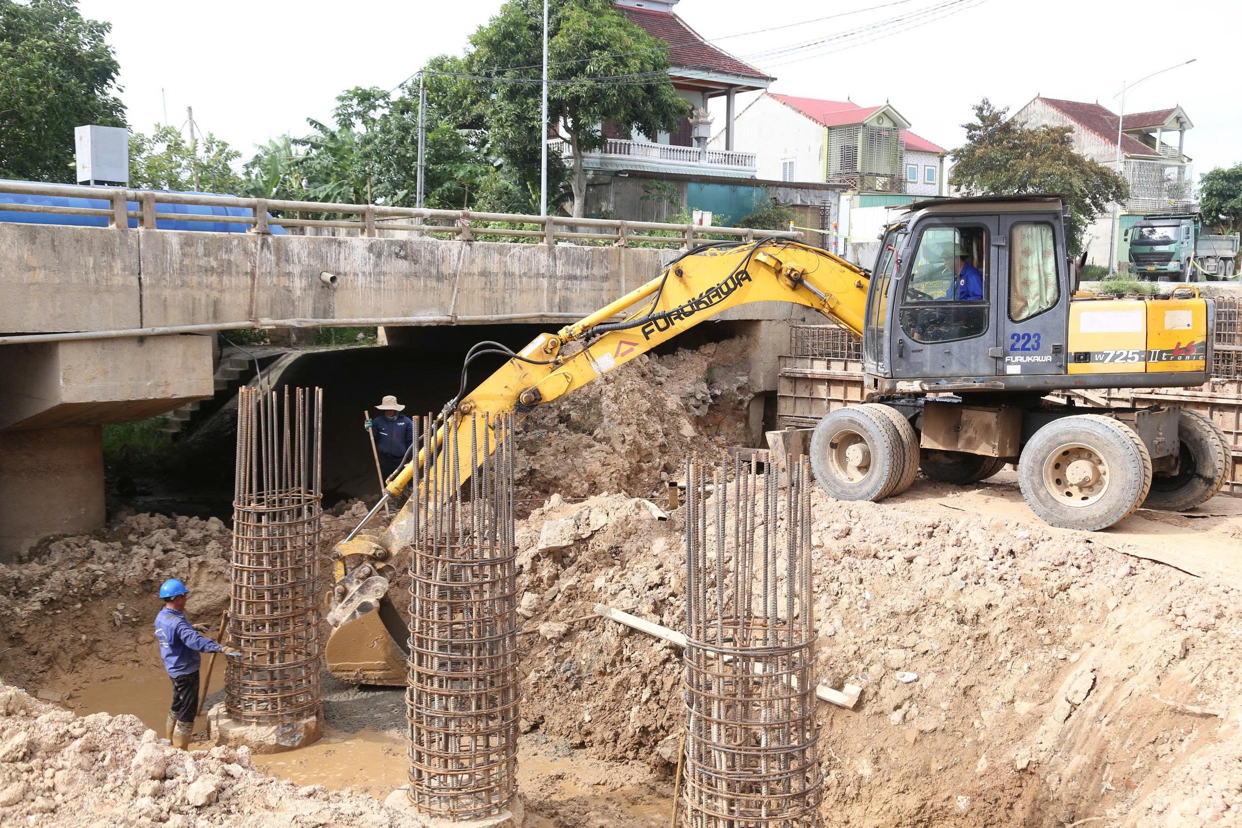 Đường 500 tỷ đồng thi công cầm chừng, chờ... mặt bằng- Ảnh 6. Đường 500 tỷ đồng thi công cầm chừng, chờ... mặt bằng- Ảnh 6.