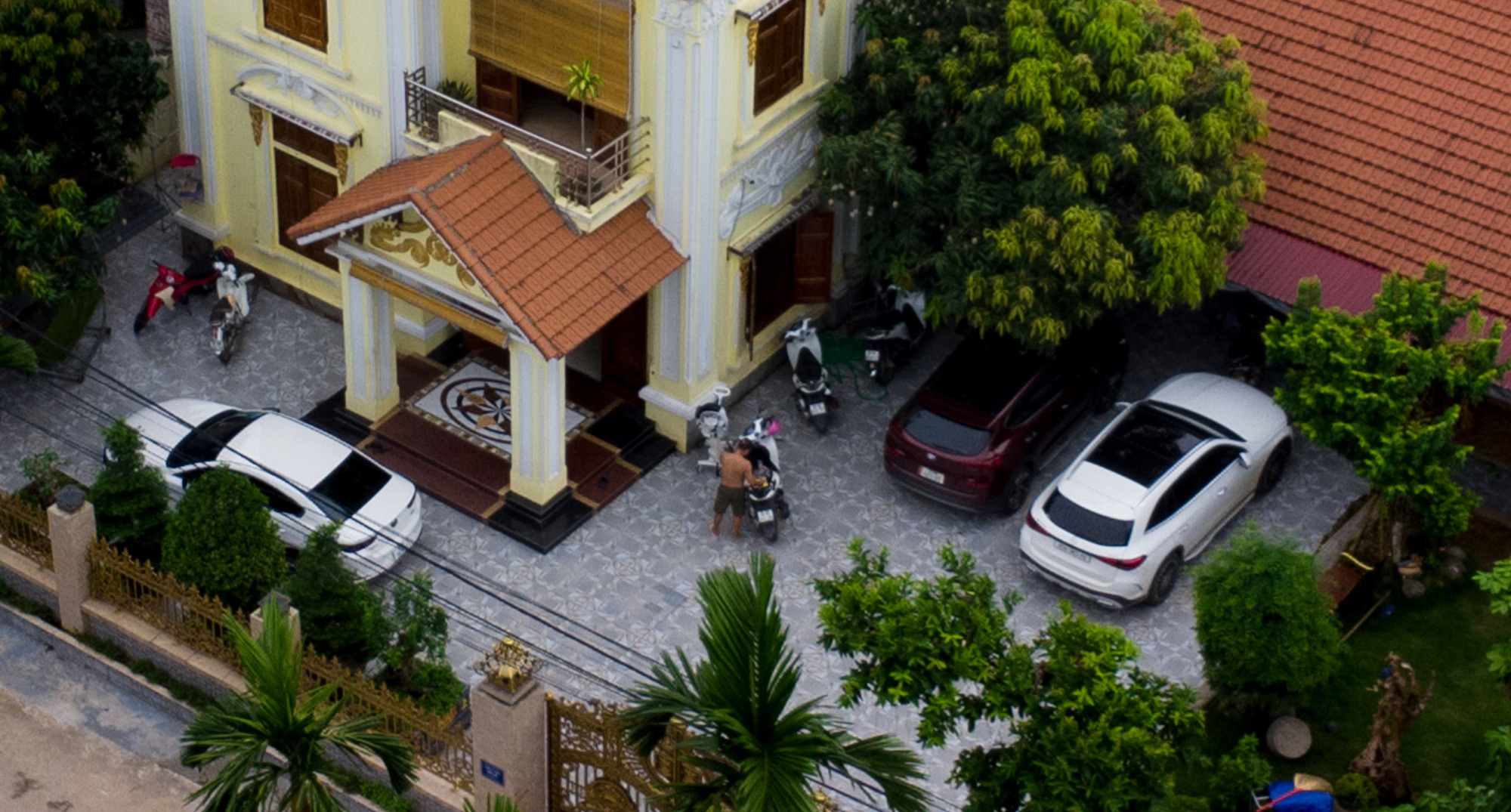 Hàng xóm tiết lộ bất ngờ bên trong nơi ở của TikToker Hàng xóm tiết lộ bất ngờ bên trong nơi ở của TikToker