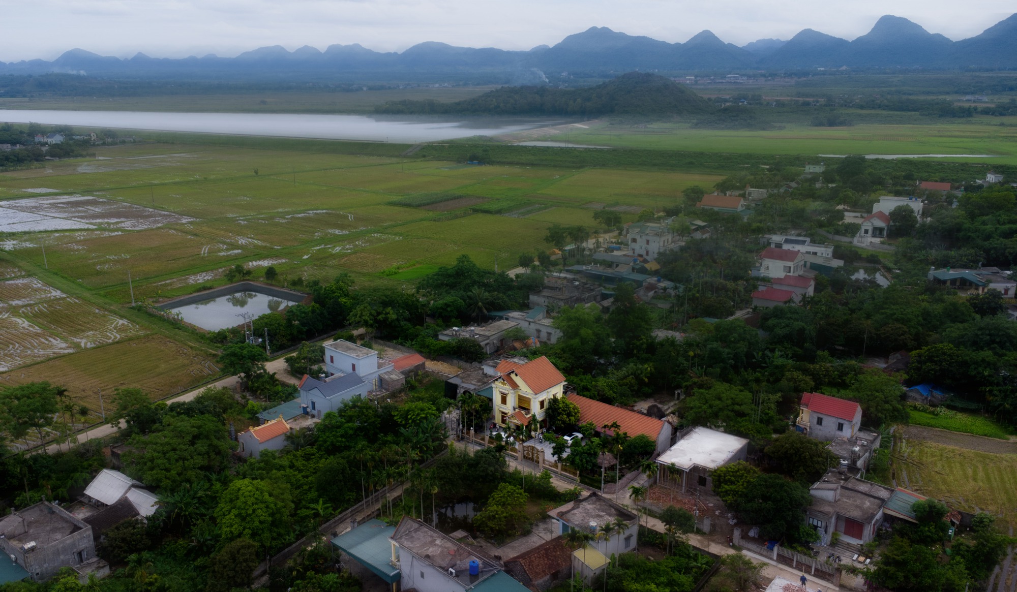 Hàng xóm tiết lộ bất ngờ bên trong nơi ở của TikToker Hàng xóm tiết lộ bất ngờ bên trong nơi ở của TikToker