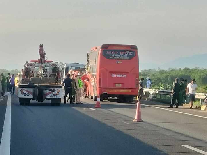 Xe khách va chạm với xe đầu kéo trên cao tốc, 9 người thương vong - Ảnh 1. Xe khách va chạm với xe đầu kéo trên cao tốc, 9 người thương vong - Ảnh 1.