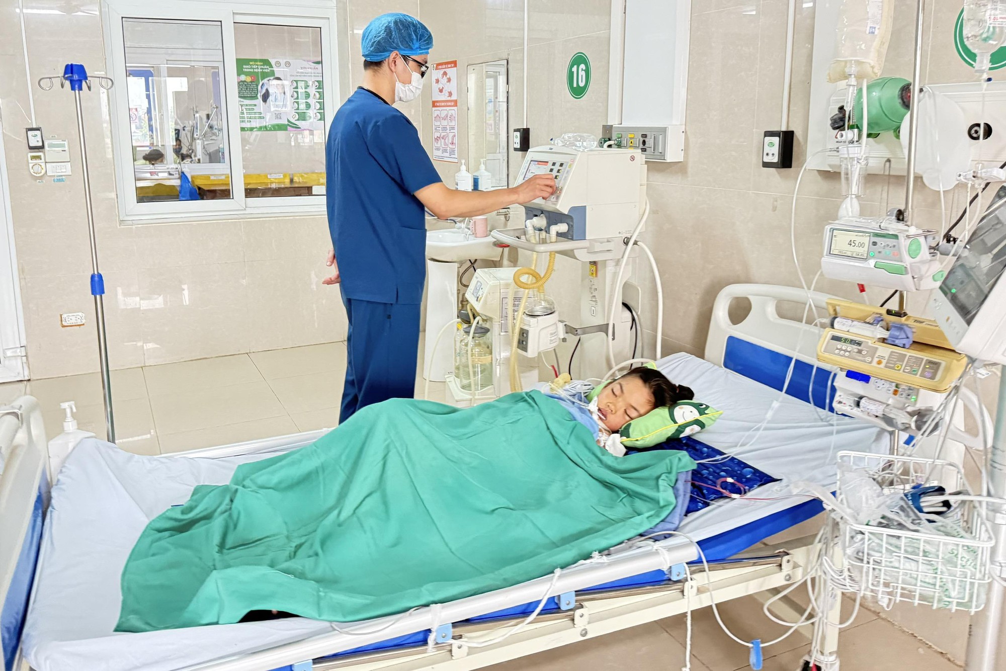Ngủ một mình trong phòng, bé 7 tuổi ở Ninh Bình bị rắn cạp nia cắn nguy kịch- Ảnh 2. Ngủ một mình trong phòng, bé 7 tuổi ở Ninh Bình bị rắn cạp nia cắn nguy kịch- Ảnh 2.