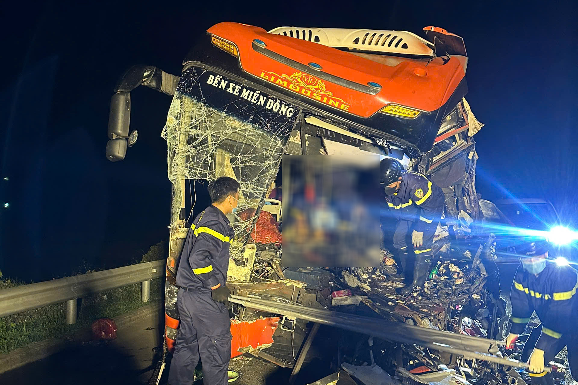 Tai nạn 2 người chết ở cao tốc: Tài xế xe đầu kéo khai dừng xe để ngủ - Ảnh 3. Tai nạn 2 người chết ở cao tốc: Tài xế xe đầu kéo khai dừng xe để ngủ - Ảnh 3.