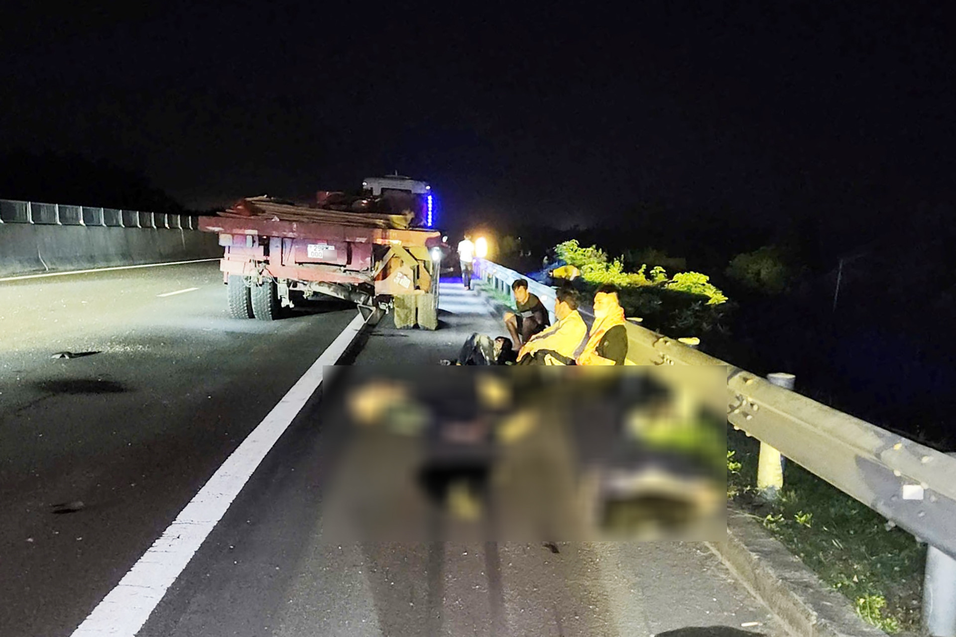 Tai nạn 2 người chết ở cao tốc: Tài xế xe đầu kéo khai dừng xe để ngủ - Ảnh 1. Tai nạn 2 người chết ở cao tốc: Tài xế xe đầu kéo khai dừng xe để ngủ - Ảnh 1.