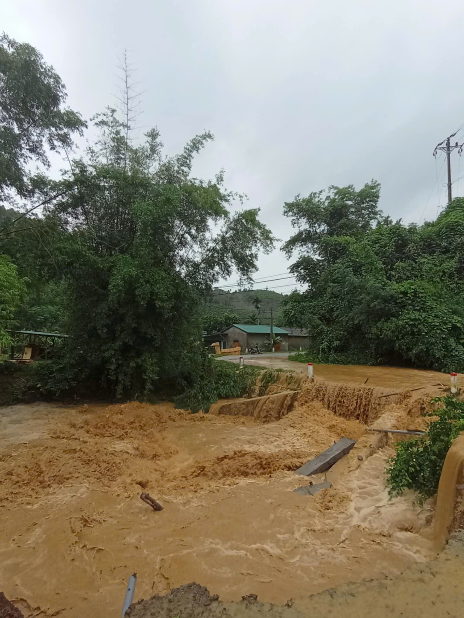 Hình ảnh hiện trường một số địa điểm sạt sở do mưa lớn kéo dài ở Bắc Kạn - Ảnh 11.