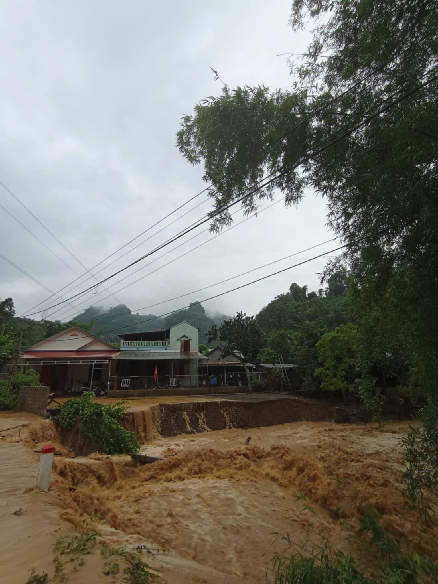 Hình ảnh hiện trường một số địa điểm sạt sở do mưa lớn kéo dài ở Bắc Kạn - Ảnh 9.