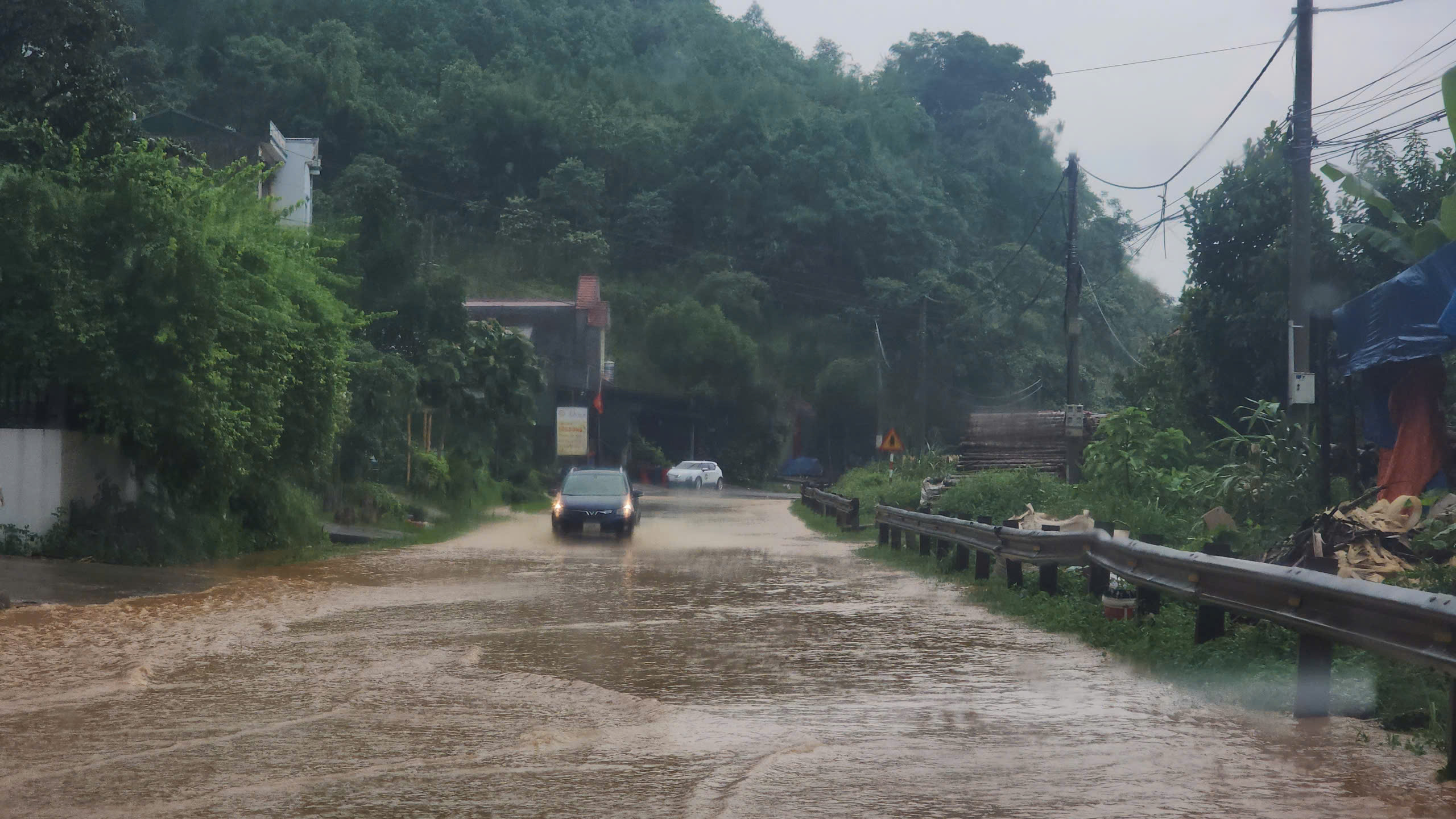 Hình ảnh hiện trường một số địa điểm sạt sở do mưa lớn kéo dài ở Bắc Kạn - Ảnh 12.