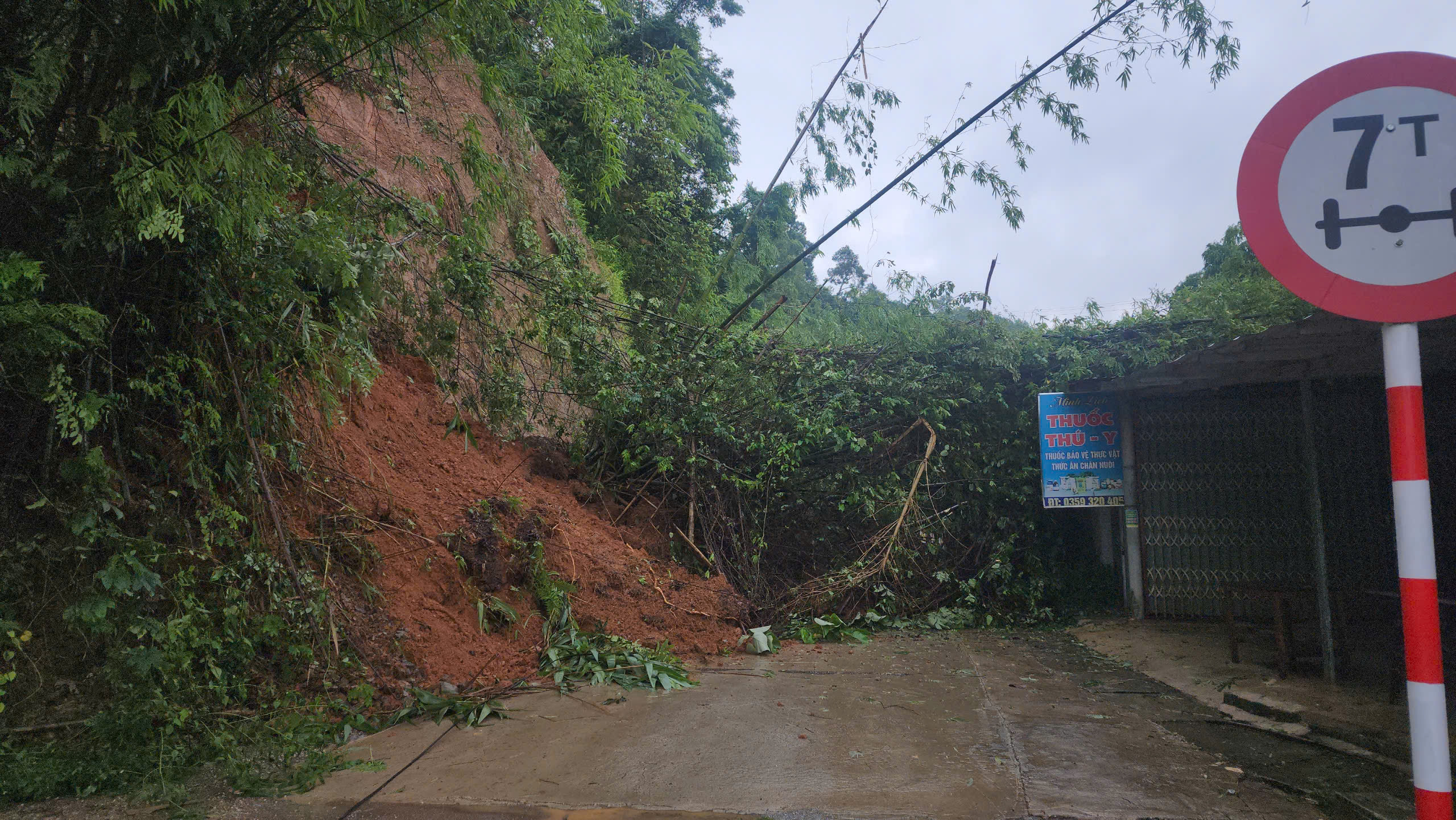 Hình ảnh hiện trường một số địa điểm sạt sở do mưa lớn kéo dài ở Bắc Kạn - Ảnh 3.
