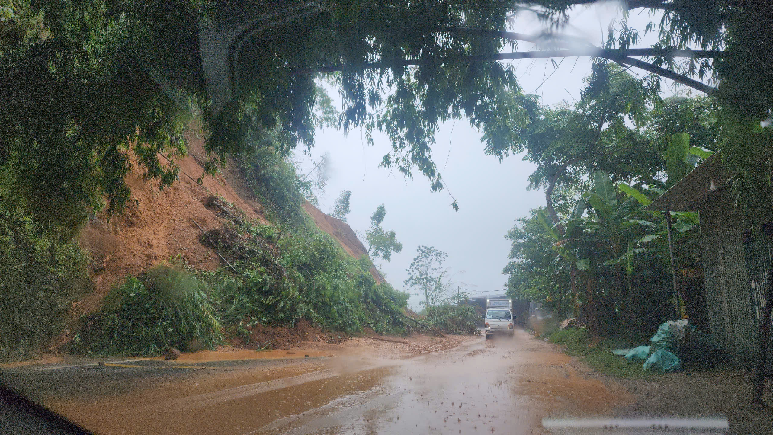 Hình ảnh hiện trường một số địa điểm sạt sở do mưa lớn kéo dài ở Bắc Kạn - Ảnh 1.