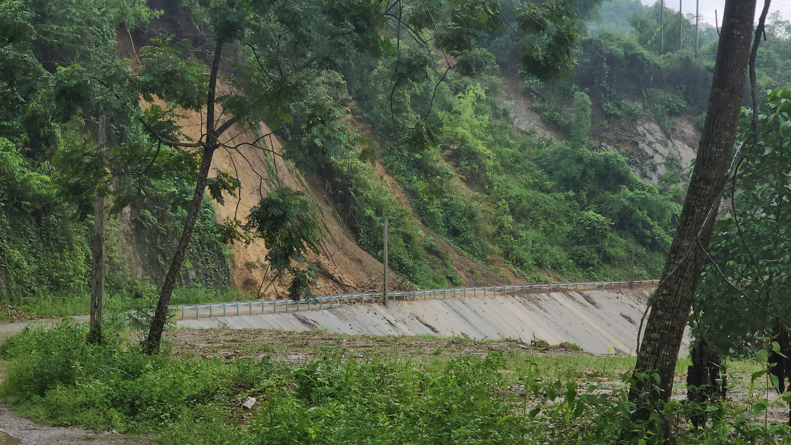 Hình ảnh hiện trường một số địa điểm sạt sở do mưa lớn kéo dài ở Bắc Kạn - Ảnh 5.