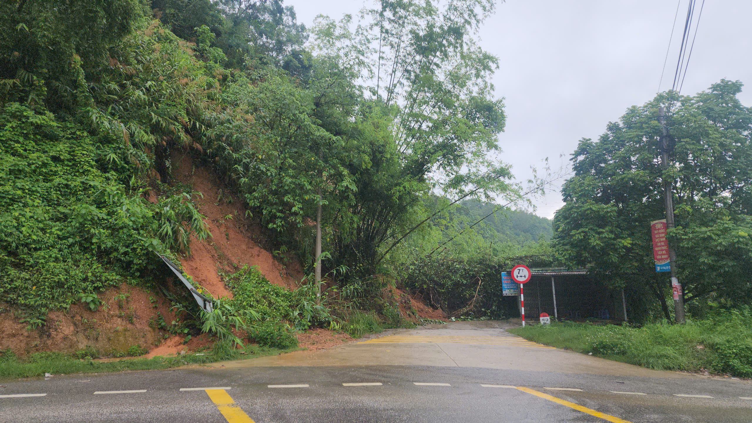 Hình ảnh hiện trường một số địa điểm sạt sở do mưa lớn kéo dài ở Bắc Kạn - Ảnh 2.