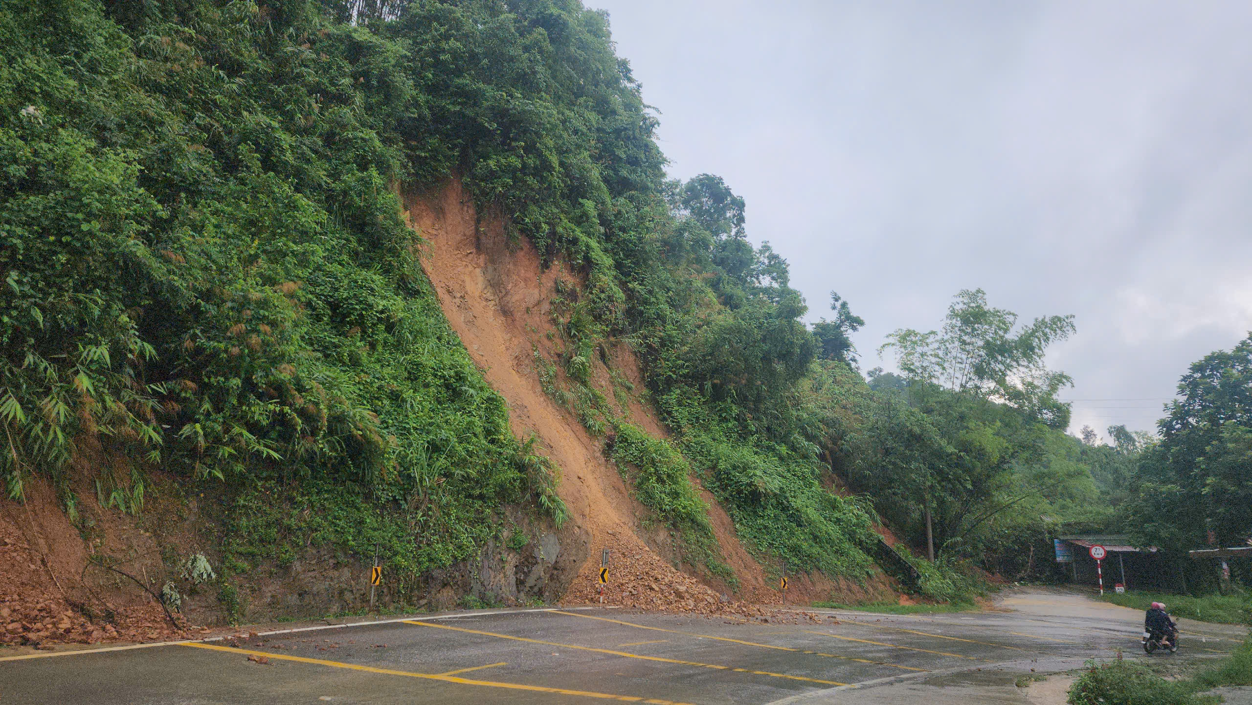 Hình ảnh hiện trường một số địa điểm sạt sở do mưa lớn kéo dài ở Bắc Kạn - Ảnh 4.