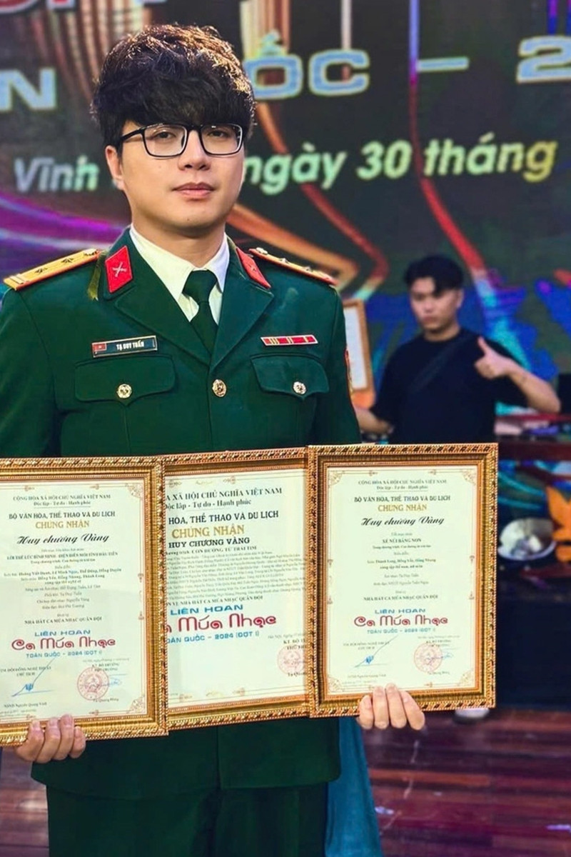 Trung tá quân đội 42 tuổi trẻ đẹp như hot boy là ai? - Ảnh 8. Trung tá quân đội 42 tuổi trẻ đẹp như hot boy là ai? - Ảnh 8.