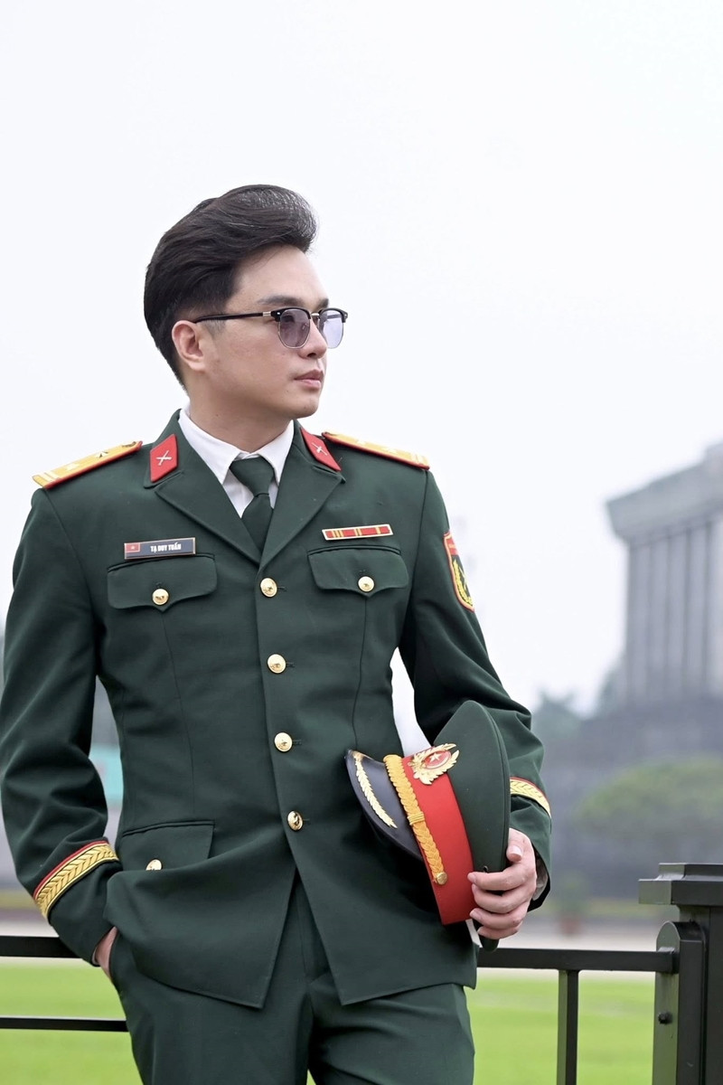 Trung tá quân đội 42 tuổi trẻ đẹp như hot boy là ai? - Ảnh 4. Trung tá quân đội 42 tuổi trẻ đẹp như hot boy là ai? - Ảnh 4.