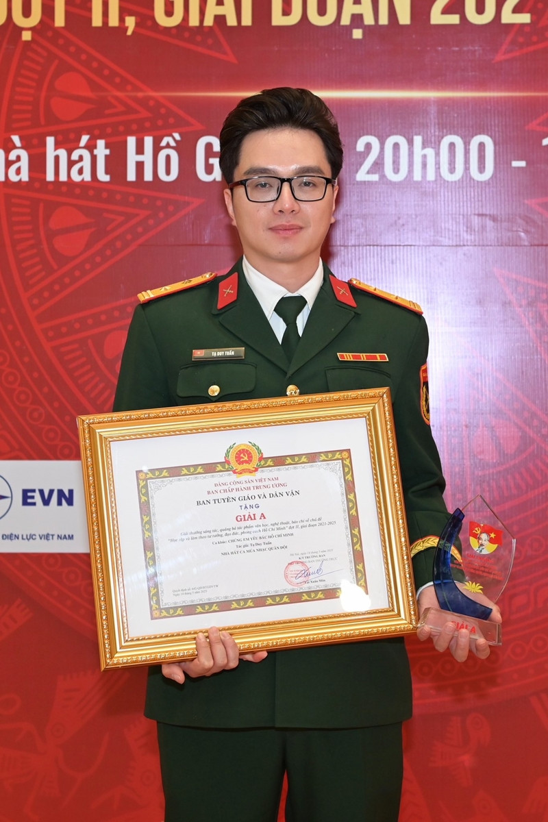 Trung tá quân đội 42 tuổi trẻ đẹp như hot boy là ai? - Ảnh 7. Trung tá quân đội 42 tuổi trẻ đẹp như hot boy là ai? - Ảnh 7.
