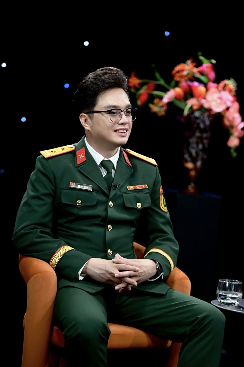 Trung tá quân đội 42 tuổi trẻ đẹp như hot boy là ai? - Ảnh 1. Trung tá quân đội 42 tuổi trẻ đẹp như hot boy là ai? - Ảnh 1.