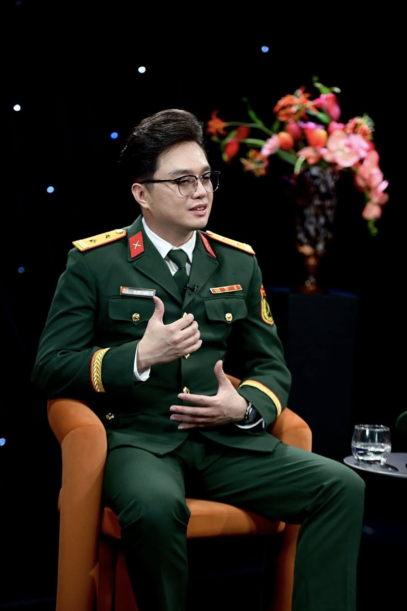 Trung tá quân đội 42 tuổi trẻ đẹp như hot boy là ai? - Ảnh 2. Trung tá quân đội 42 tuổi trẻ đẹp như hot boy là ai? - Ảnh 2.