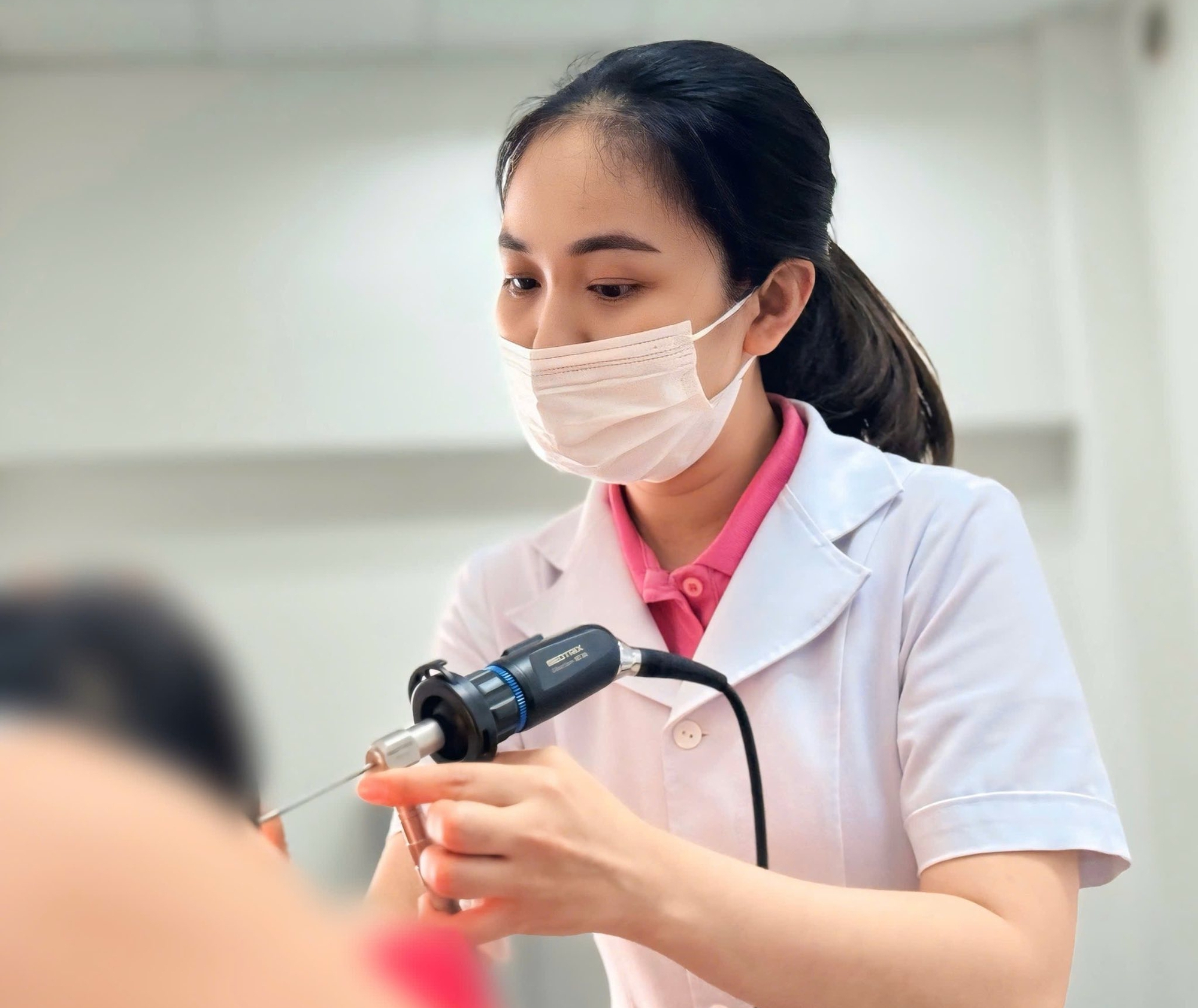 Bé gái 6 tuổi đi viện do sợi dây chun buộc tóc - Ảnh 1.