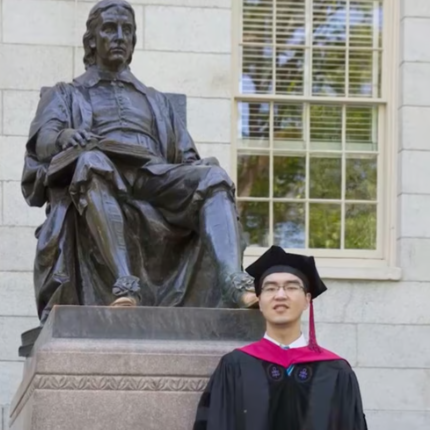 Kỳ tích: Chàng trai bại não bị cha ruồng bỏ, tốt nghiệp thạc sĩ Harvard nhờ tình yêu của mẹ- Ảnh 2. Kỳ tích: Chàng trai bại não bị cha ruồng bỏ, tốt nghiệp thạc sĩ Harvard nhờ tình yêu của mẹ- Ảnh 2.