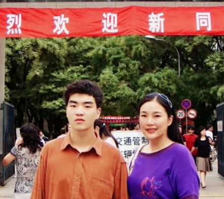 Kỳ tích: Chàng trai bại não bị cha ruồng bỏ, tốt nghiệp thạc sĩ Harvard nhờ tình yêu của mẹ- Ảnh 1. Kỳ tích: Chàng trai bại não bị cha ruồng bỏ, tốt nghiệp thạc sĩ Harvard nhờ tình yêu của mẹ- Ảnh 1.