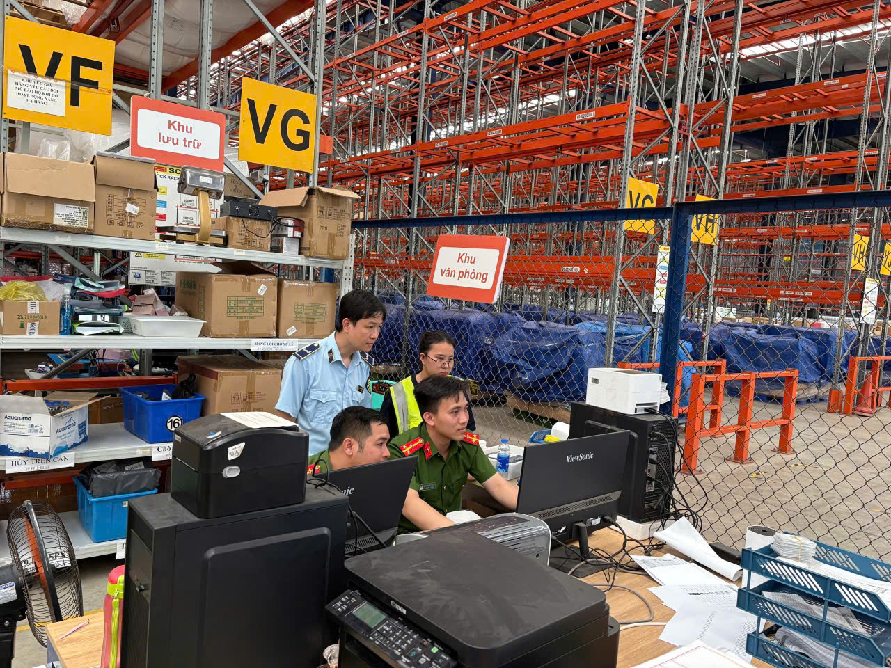 Công ty Cổ phần Chuỗi cung ứng Thương mại Á Châu kinh doanh hàng trăm ngàn mỹ phẩm, hàng thời trang, gia dụng không rõ xuất xứ - Ảnh 2.