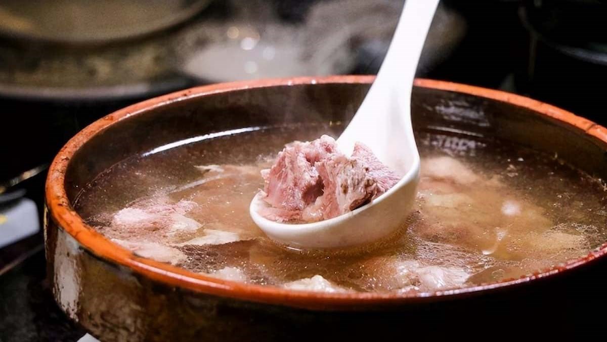 Mẹo để nước hầm xương trong tủ lạnh mà không mất đi độ ngon, vẫn giữ nguyên độ ngọt, chất dinh dưỡng - Ảnh 3.
