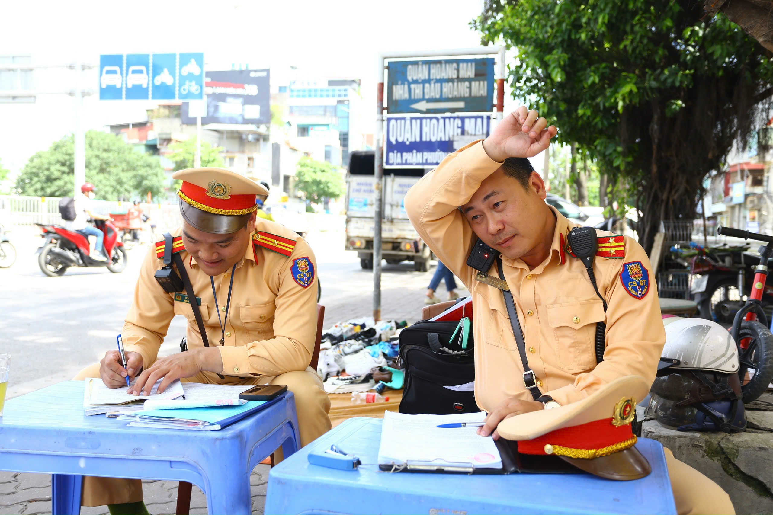 CSGT Hà Nội phơi mình trong 'chảo lửa' điều tiết giao thông- Ảnh 13. CSGT Hà Nội phơi mình trong 'chảo lửa' điều tiết giao thông- Ảnh 13.