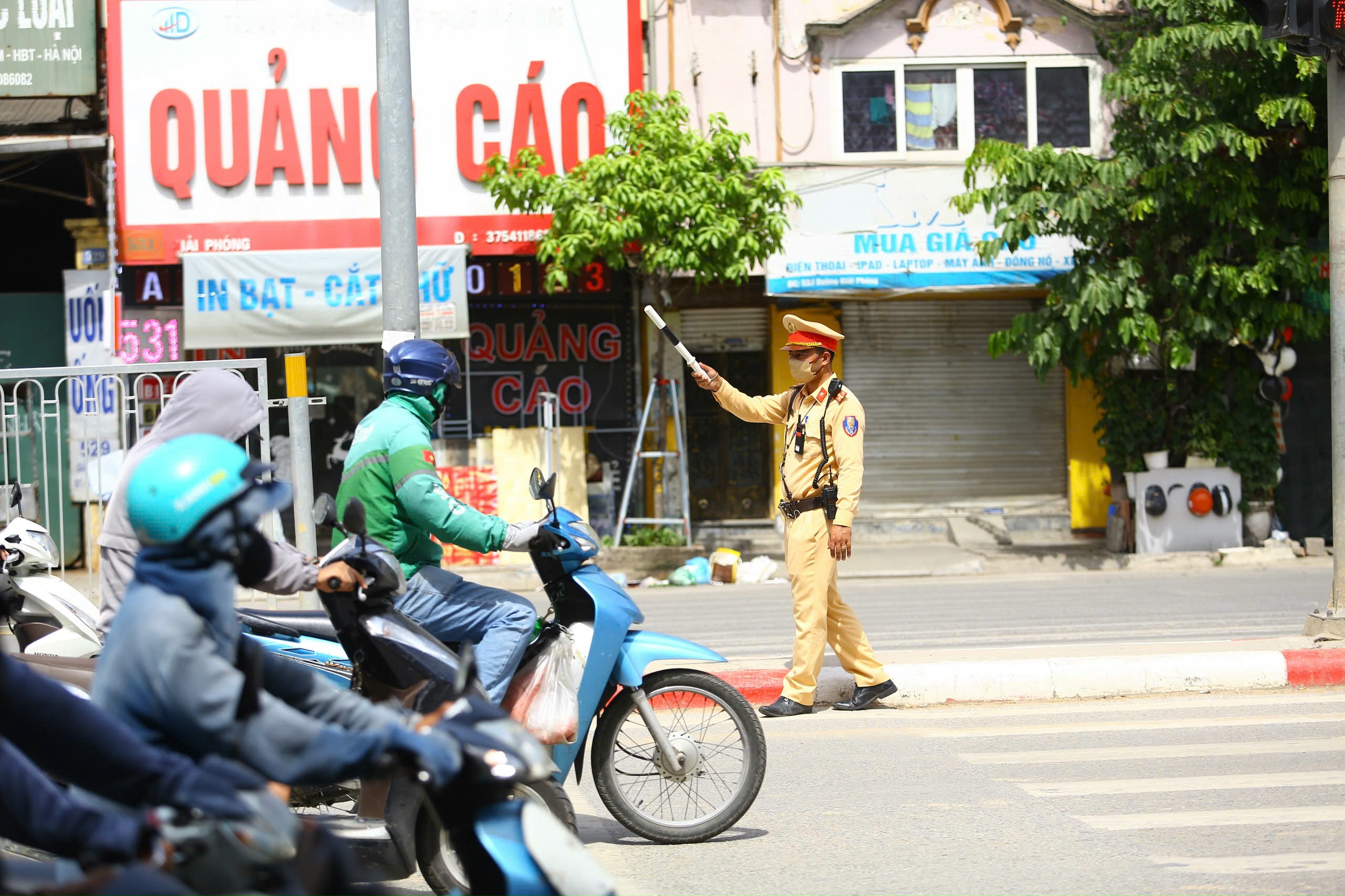 CSGT Hà Nội phơi mình trong 'chảo lửa' điều tiết giao thông- Ảnh 8. CSGT Hà Nội phơi mình trong 'chảo lửa' điều tiết giao thông- Ảnh 8.