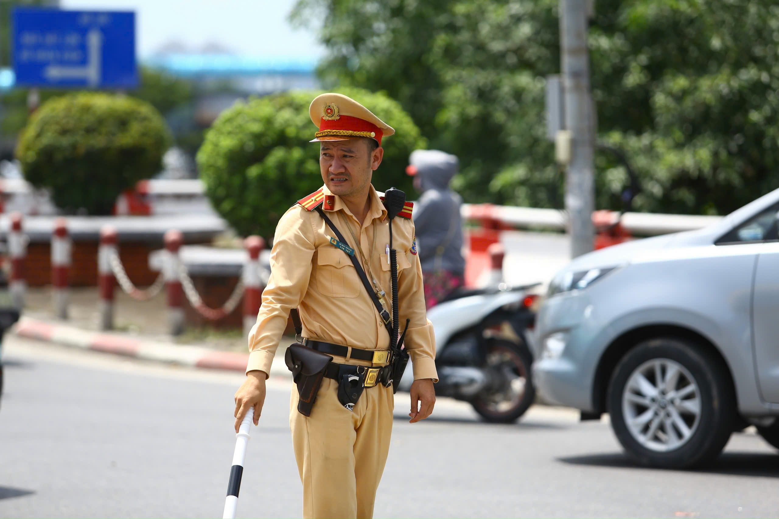 CSGT Hà Nội phơi mình trong 'chảo lửa' điều tiết giao thông- Ảnh 12. CSGT Hà Nội phơi mình trong 'chảo lửa' điều tiết giao thông- Ảnh 12.