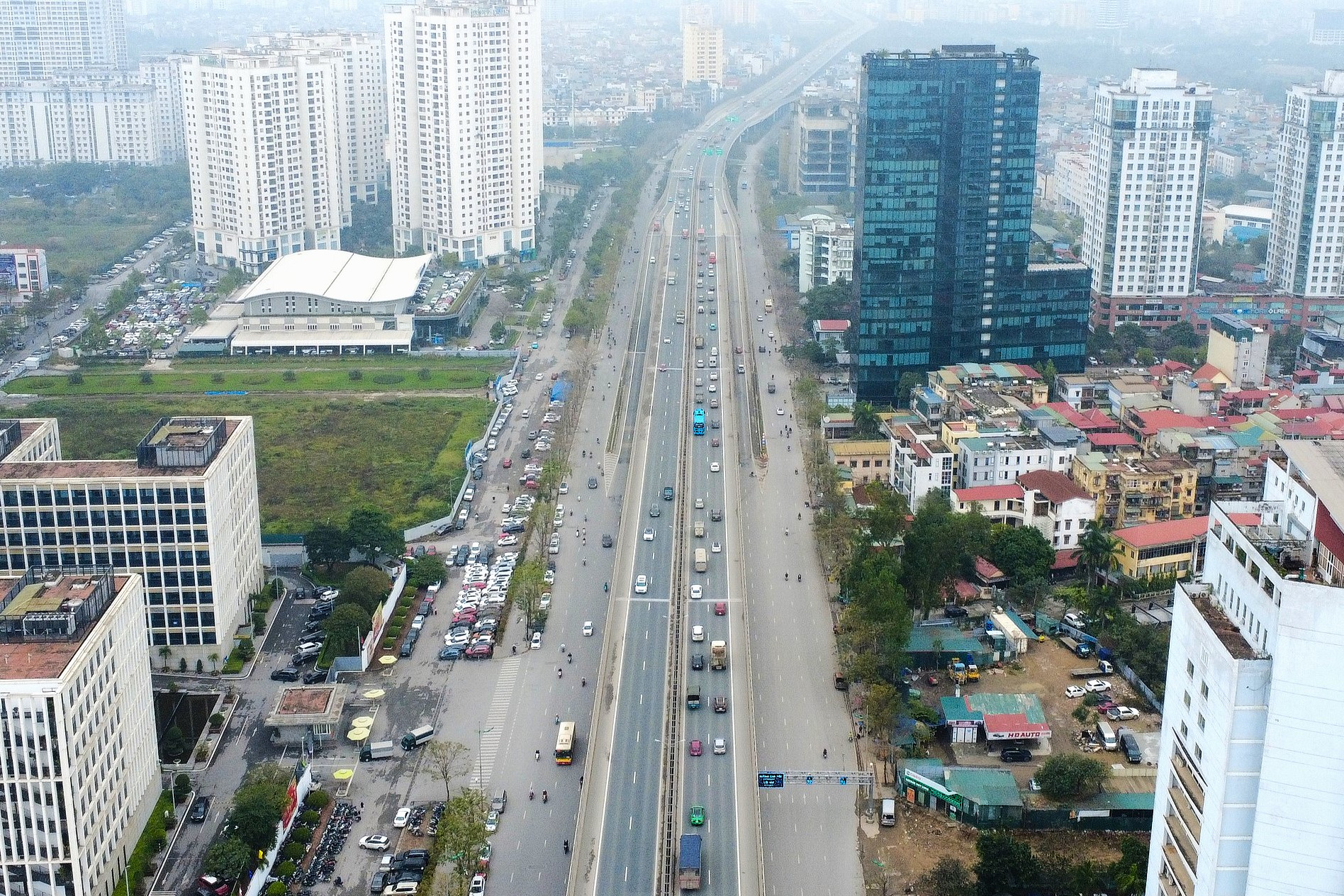 Hà Nội: Phân làn ô tô, xe máy trên đường Phạm Văn Đồng và Võ Chí Công từ 1/7 - Ảnh 1.