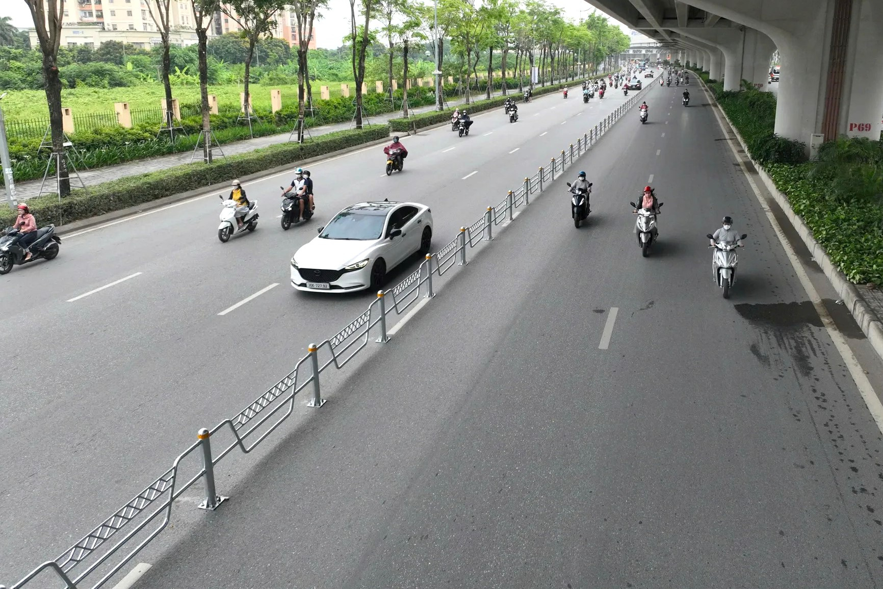 Hà Nội: Phân làn ô tô, xe máy trên đường Phạm Văn Đồng và Võ Chí Công từ 1/7 - Ảnh 2.