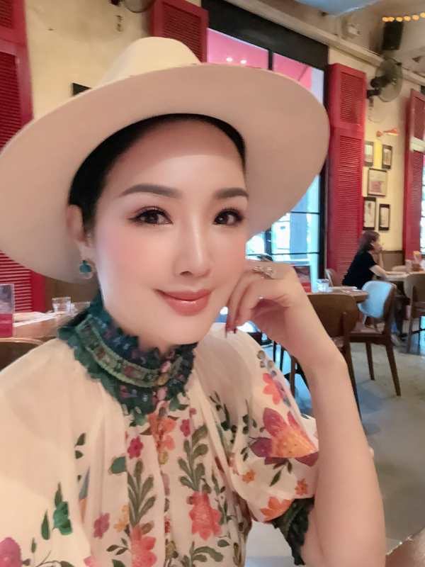 Nhan sắc tuổi U60 gây kinh ngạc của hoa hậu Việt 33 năm không có người kế nhiệm- Ảnh 10. Nhan sắc tuổi U60 gây kinh ngạc của hoa hậu Việt 33 năm không có người kế nhiệm- Ảnh 10.