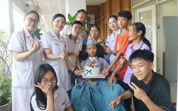 Hành trình kỳ diệu của cậu bé 14 tuổi ở Quảng Ninh bị u não ác tính - Ảnh 3.