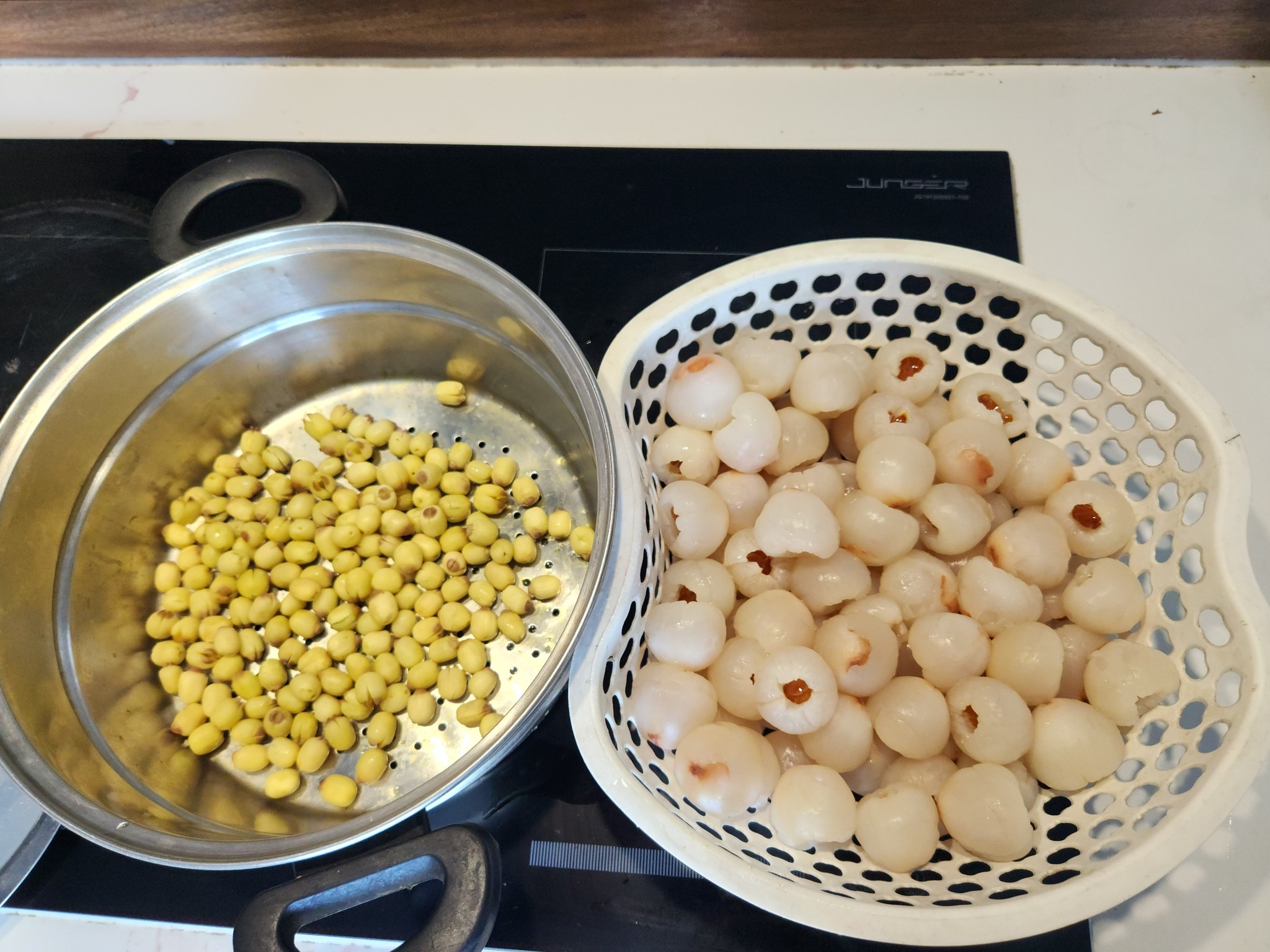 Olgunlaşmış liçiler 'bedava' fiyata satılıyor, kadınlar yaz günlerinde serinlemek için lezzetli ve eşsiz bir yemeğin nasıl yapılacağını anlatıyor - Fotoğraf 4. Quả vải chín rộ giá bán ‘rẻ như cho’, chị em mách nhau cách làm món ngon giải nhiệt lạ miệng ngày hè- Ảnh 4.