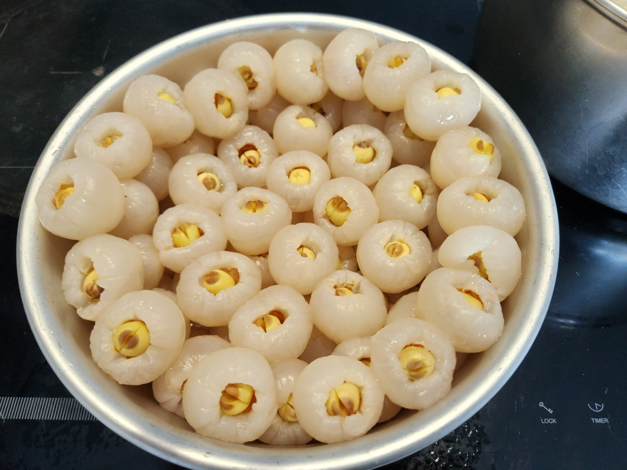 Olgunlaşmış liçiler 'bedava' fiyata satılıyor, kadınlar yaz günlerinde serinlemek için lezzetli ve eşsiz bir yemeğin nasıl yapılacağını anlatıyor - Fotoğraf 5. Quả vải chín rộ giá bán ‘rẻ như cho’, chị em mách nhau cách làm món ngon giải nhiệt lạ miệng ngày hè- Ảnh 5.